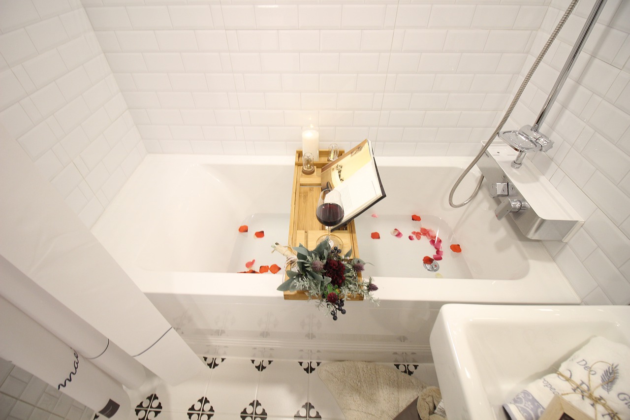 bathtub with caddy